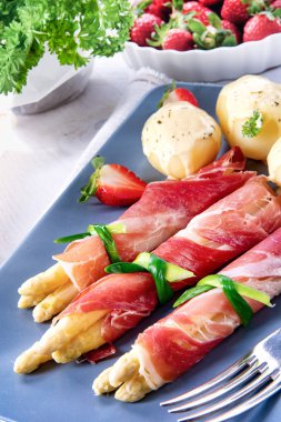 çilek ve hollandaise ile kuşkonmaz jambon rulolar