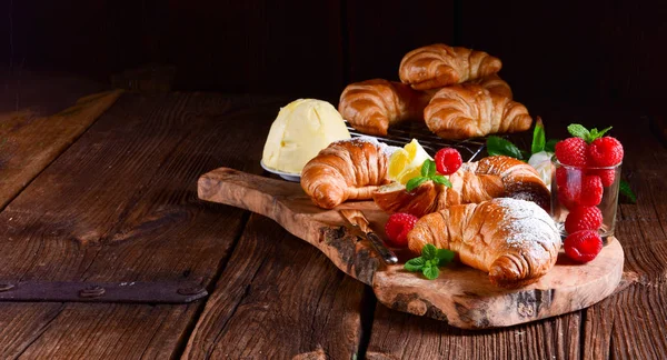 Původní Francouzský Buttercroissants Dřevěné Desce — Stock fotografie
