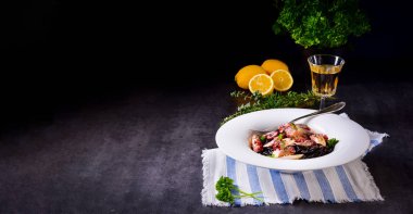 Ahtapot siyah spagetti ve sarımsak sosu ile