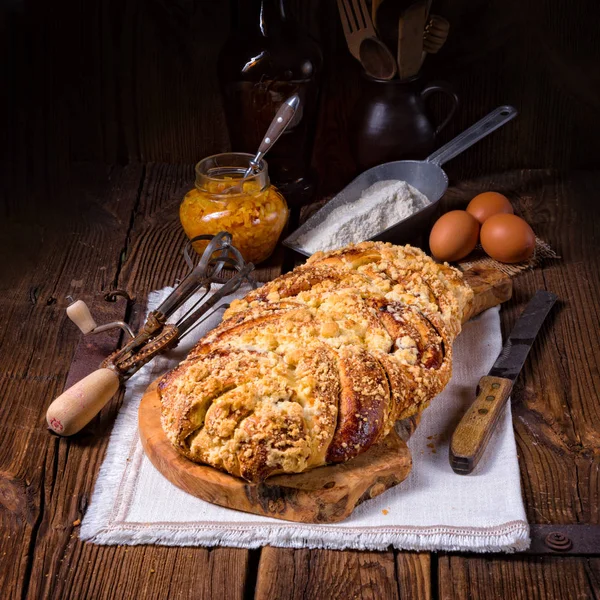 Gevlochten Gist Broodje Met Boter — Stockfoto