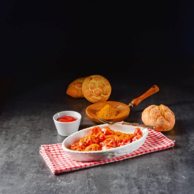 sosis Köri soslu, acılı yemek 