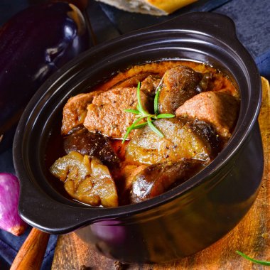 Patlıcan güveç (Melitzanes bana Kreas Şti Katsarola)