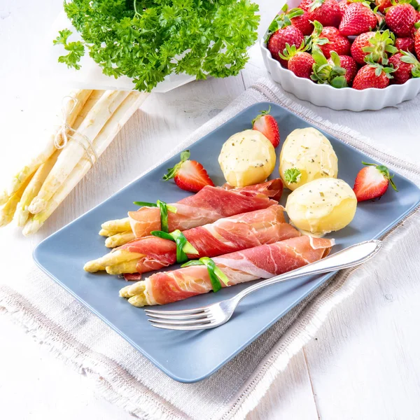 Rouleaux Jambon Aux Asperges Aux Fraises Hollandaise — Photo