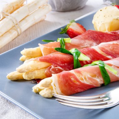 çilek ve hollandaise ile kuşkonmaz jambon rulolar