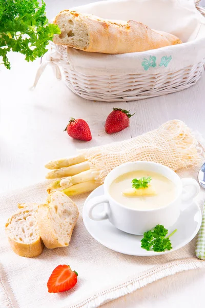 Sopa Crema Espárragos Con Alcaparras Baguette Fresca — Foto de Stock