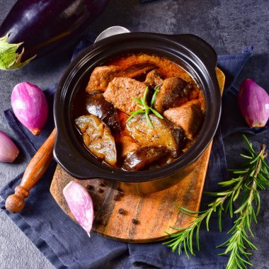 Patlıcan Güveci - (Melitzanes Me Kreas Sti Katsarola)