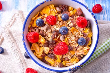 müsli kahvaltı menüsü taze meyve ile