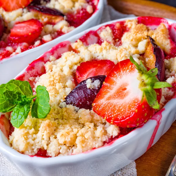 vanilyalı puding ve dondurma ile çilekli tart