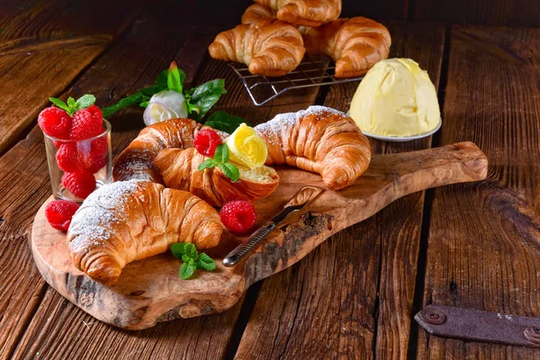 新鮮な果実をオリジナルのフランス Buttercroissants — ストック写真