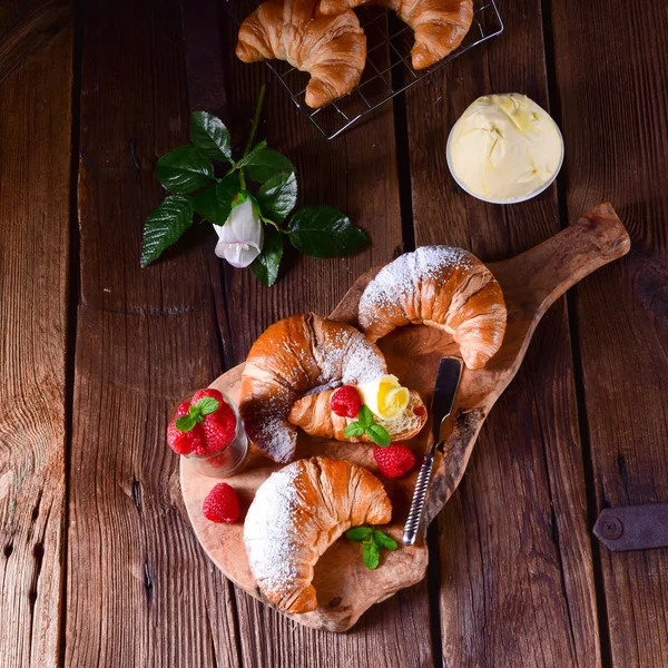 Originele Franse Buttercroissants Met Verse Bessen — Stockfoto