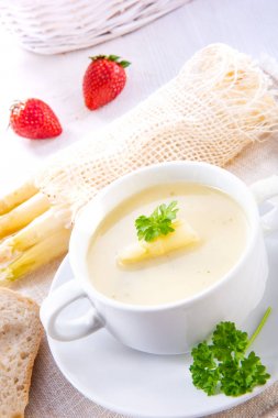 Kapari ve baget ile krem kuşkonmaz çorbası