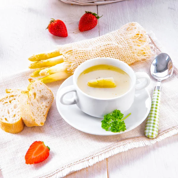 ケッパーと新鮮なバゲットとアスパラガスのクリーム スープ — ストック写真