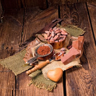 çikolata kakao ve kakao çekirdekleri tatlı yemek pişirmek için 