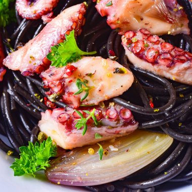 Ahtapot siyah spagetti ve sarımsak sosu ile