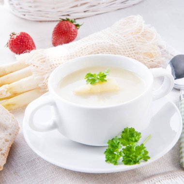Kapari ve baget ile krem kuşkonmaz çorbası