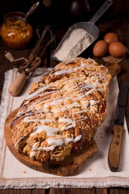 örgülü Maya topuz yumurta ve tereyağı ile