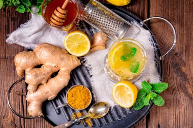 Bal ve limon ile lezzetli zencefilli limonata