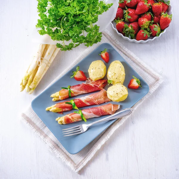 Rouleaux Jambon Aux Asperges Aux Fraises Hollandaise — Photo