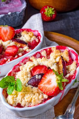 vanilyalı puding ve dondurma ile çilekli tart