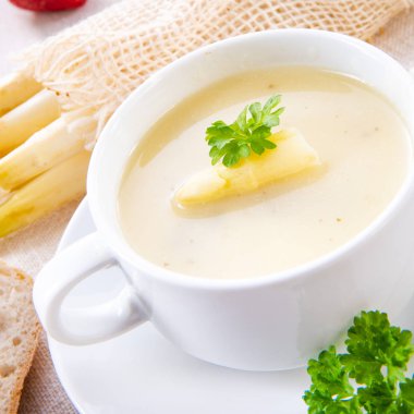 Kapari ve baget ile krem kuşkonmaz çorbası