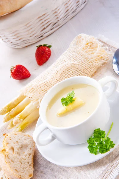 Spargelcremesuppe Mit Kapern Und Frischem Baguette — Stockfoto