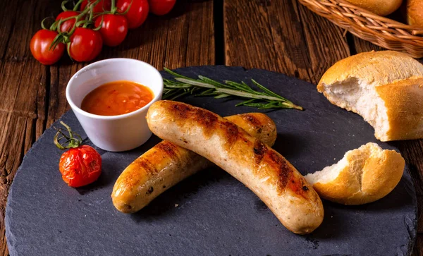 Rustika Bratwurst Med Ketchup Och Färska Rullar — Stockfoto