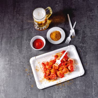 bockwurst beyaz tabakta bira ile köri 