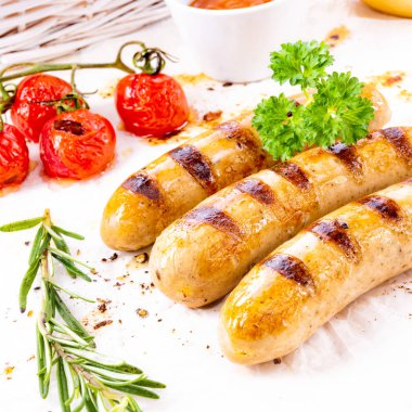 lezzetli ızgara rustik sosisleri otlar ile 