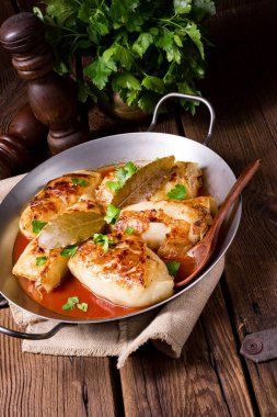 pişmiş domates soslu lahana rulo
