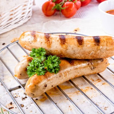 ketçap ve otlar ile lezzetli ızgara sosis 