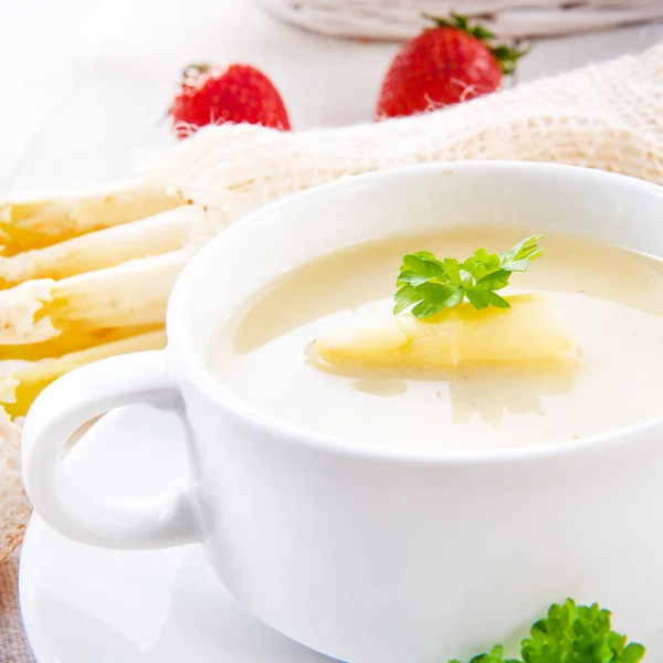 Sopa Crema Espárragos Con Alcaparras Baguette Fresca — Foto de Stock