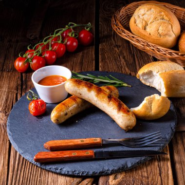 rustik sosisleri taş levha ketçap ile