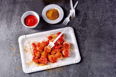 lezzetli köri bockwurst beyaz tepsi