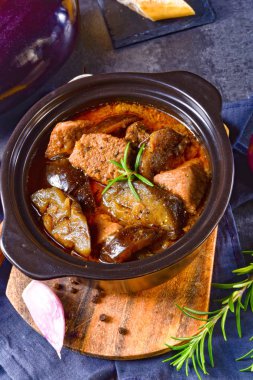 Patlıcan Güveci - (Melitzanes Me Kreas Sti Katsarola)