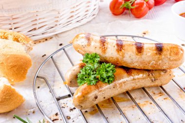 ketçap ve otlar ile lezzetli ızgara sosis 