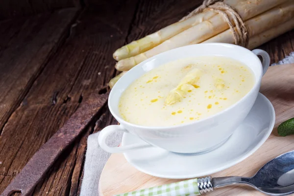 Rustikale Weiße Spargelcremesuppe Mit Butter — Stockfoto