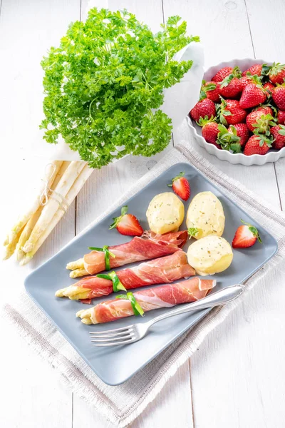 Çilek Hollandaise Ile Kuşkonmaz Jambon Rulolar — Stok fotoğraf