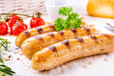 lezzetli ızgara sosis domates ve maydanoz ile