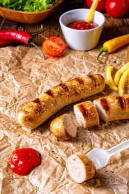 rustik sosisleri pommes ve sıcak ketçap ile