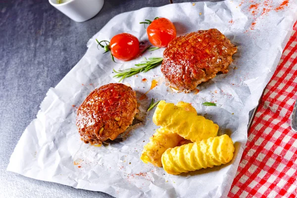 野菜のフライド ポテト ハーブ クォークとトマト — ストック写真