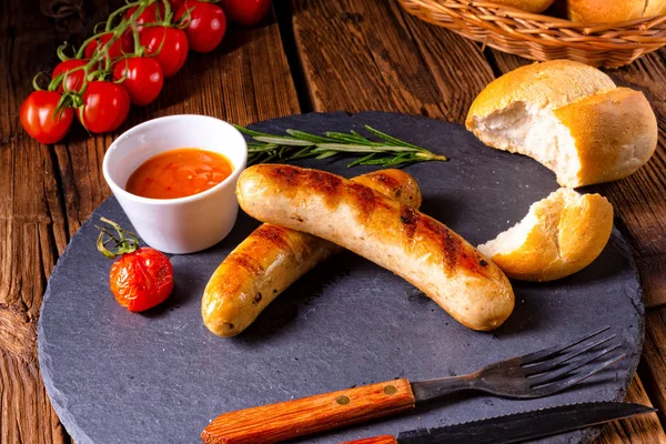 Rustika Bratwurst Med Ketchup Stenhäll — Stockfoto