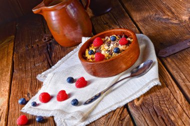 Müsli ve taze böğürtlenli sağlıklı kahvaltı