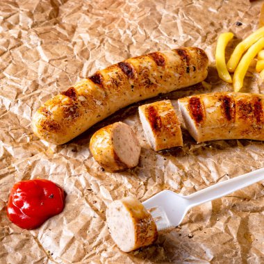 rustik sosisleri pommes ve sıcak ketçap ile