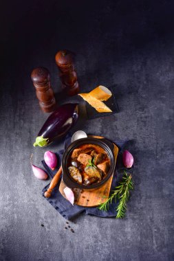 Patlıcan Güveci - (Melitzanes Me Kreas Sti Katsarola)