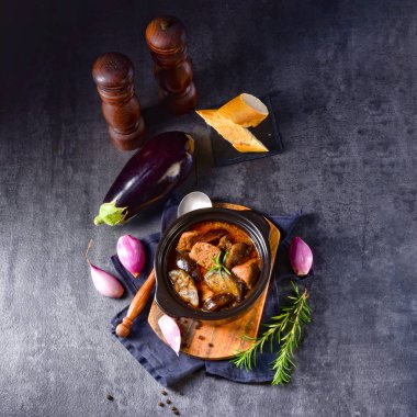 Patlıcan Güveci - (Melitzanes Me Kreas Sti Katsarola)