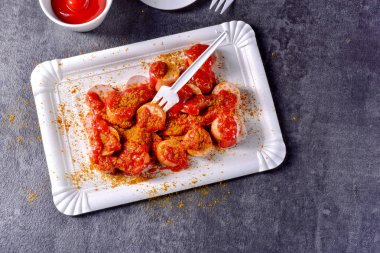 bockwurst beyaz tabakta bira ile köri 