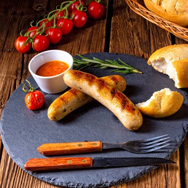 rustik sosisleri ketçap ve taze rulo