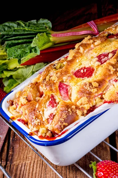 Tasty Strawberry Rhubarb Yeast Cake — Stock Photo, Image