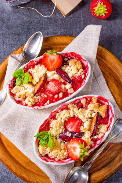 Torta Morango Com Pudim Baunilha Sorvete — Fotografia de Stock