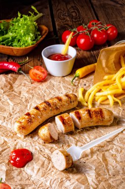 rustik sosisleri pommes ve sıcak ketçap ile